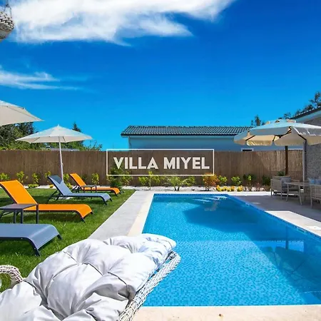 Villa Miyel Villas *